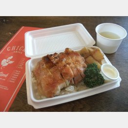 サフランライスの上にチキンとサラダをのせた「チキンオーバーライス」／（Ｃ）日刊ゲンダイ