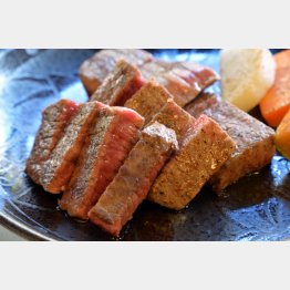 希少牛肉を楽しむ（Ｃ）日刊ゲンダイ