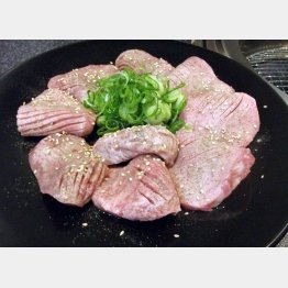 １センチ弱の厚みで提供される「極上厚切りタン」／（Ｃ）日刊ゲンダイ