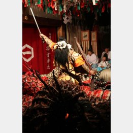 大迫力の石見神楽（Ｃ）日刊ゲンダイ