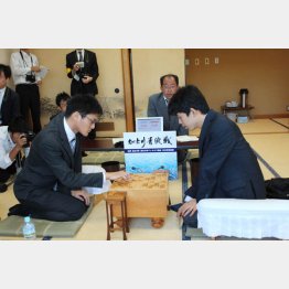 加古川清流戦の井出四段と藤井四段の対局（日本将棋連盟提供）