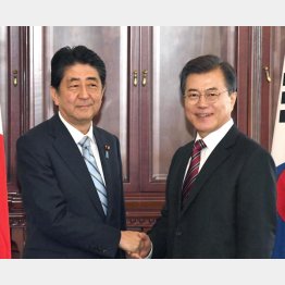 「圧力」に効果ナシ（安倍首相と握手する韓国の文在寅大統領）／（Ｃ）共同通信社