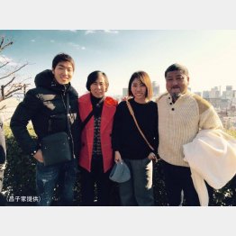 右から父・力さん、姉・楓さん、母・直美さん（昌子家提供）