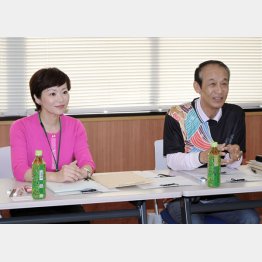 嘆願書に署名した町長（右）と副町長／（Ｃ）共同通信社