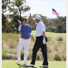 2月の訪米時もフロリダでゴルフを楽しんだ（内閣広報室提供・共同）