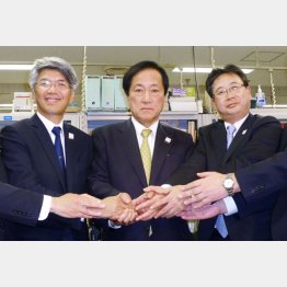 グループで強い（左からみずほ銀・藤原頭取、ＦＧ・佐藤社長、信託・飯盛社長）／（Ｃ）共同通信社