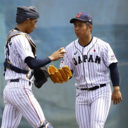 先発、リリーフにフル稼働した田浦（右）／（Ｃ）日刊ゲンダイ