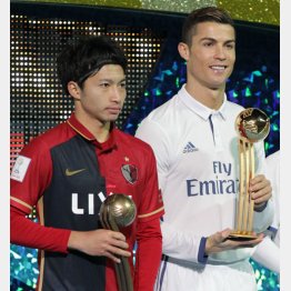 鹿島ＭＦ柴崎、ロナウドと（Ｃ）日刊ゲンダイ