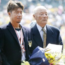 ２０００安打の阪神・鳥谷に花束を渡す小山正明氏（Ｃ）共同通信社