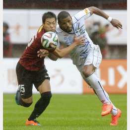 プロ４年目（１４年）に鹿島のレギュラーに定着（同10月のＧ大阪戦）／（Ｃ）共同通信社