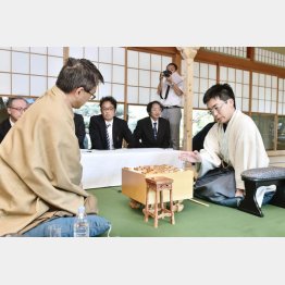 ８月の王位戦で菅井七段に敗れる（Ｃ）共同通信社