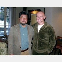 サッキ氏（右）の自宅にて（’１０年２月２日）／（提供写真）