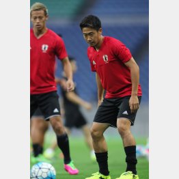 兵庫出身のＭＦ香川（右）と大阪出身のＦＷ本田／（Ｃ）Norio ROKUKAWA／office La Strada