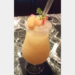 オリジナルのトロピカルカクテル（Ｃ）日刊ゲンダイ