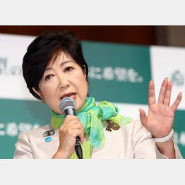 「希望の党」結党会見をする小池代表／（Ｃ）日刊ゲンダイ
