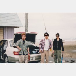 車のローンが終わり貯金しようという矢先…（マイカーで友人と）／（提供写真）