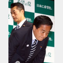 ジャパンハンドラーの意のままに（細野氏＝左、長島氏）／（Ｃ）日刊ゲンダイ