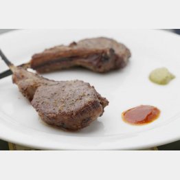 合う酒＝赤ワイン、ビール（Ｃ）日刊ゲンダイ