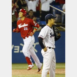 新井に３ランを浴びて立ち尽くす小川（Ｃ）日刊ゲンダイ