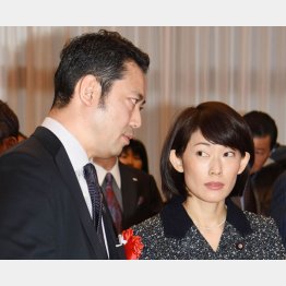 ９区の大塚拓氏（右は夫人の丸川珠代前五輪担当相）（Ｃ）日刊ゲンダイ