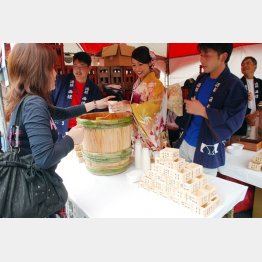 全国１０００銘柄の試飲ができる（提供写真）