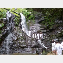 犬鳴山七宝瀧寺での修験体験（提供写真）