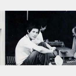 自宅でくつろぐ２５歳のころの米長邦雄（提供写真）