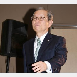 綱川社長は開き直って会見場を後にした（Ｃ）日刊ゲンダイ