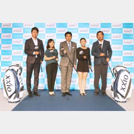 ダンロップ契約プロと新製品発表会に登場した木滑社長（中央）／（Ｃ）日刊ゲンダイ