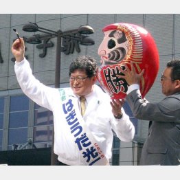 高笑い（２４区の萩生田光一官房副長官）（Ｃ）日刊ゲンダイ