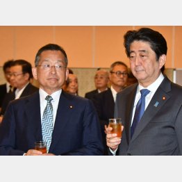 ２区の山本有二前農相（右は安倍首相）／（Ｃ）日刊ゲンダイ