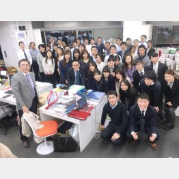 本社スタッフと（左端が後藤社長）／（提供写真）