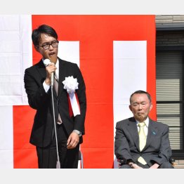 ３区の平沼正二郎氏と引退した父の平沼赳夫元衆院議員（Ｃ）共同通信社