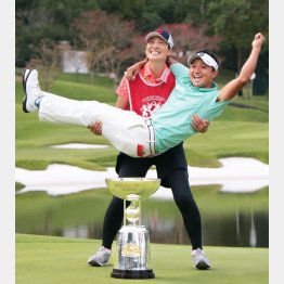 ダイヤモンドカップで優勝しキャディーに抱きかかえられる（Ｃ）共同通信社