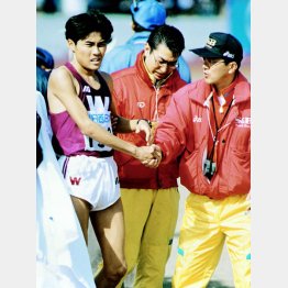 初マラソンの９６年びわ湖毎日は７位に終わった渡辺康幸（右端はヱスビー食品の瀬古監督）／（Ｃ）共同通信社