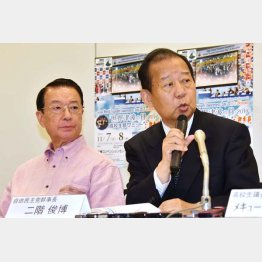 １０区の江崎鉄磨前沖縄北方相と二階俊博幹事長（Ｃ）日刊ゲンダイ