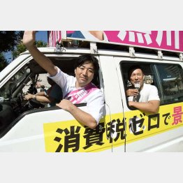 自由党の山本共同代表（後ろ）も支援する４区の黒川淳彦氏／（Ｃ）田中龍作