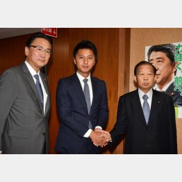 ３区の白石寛樹氏（自民党の二階幹事長＝右、古屋選対委員長＝左と）／（Ｃ）日刊ゲンダイ
