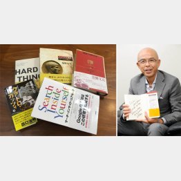 ジェイック・佐藤剛志社長（右）と愛読書の数々（Ｃ）日刊ゲンダイ