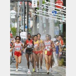 ミストゾーンを通過する土佐礼子らマラソン選手たち（Ｃ）共同通信社