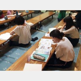 熱心に勉学に励む子供たち（提供写真）