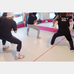 社交ダンスよりも自由度が高いのが利点（Ｃ）日刊ゲンダイ