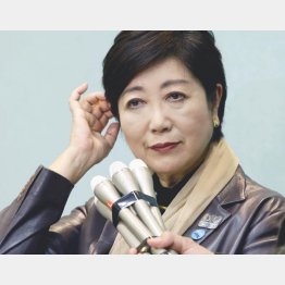 フランス出発を前に報道陣の取材に応じた小池知事（Ｃ）日刊ゲンダイ