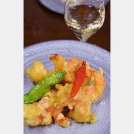 合う酒＝白ワイン（Ｃ）日刊ゲンダイ