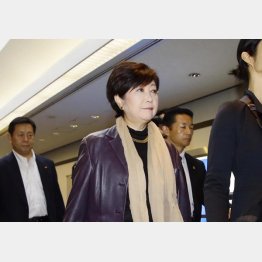 パリから帰国した小池都知事（Ｃ）日刊ゲンダイ