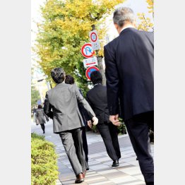 懐が寒いサラリーマンは多いだけに…（写真はイメージ）／（Ｃ）日刊ゲンダイ