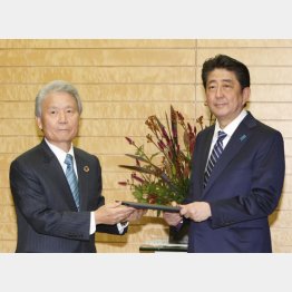 ベッタリの榊原会長（左）／（Ｃ）共同通信社