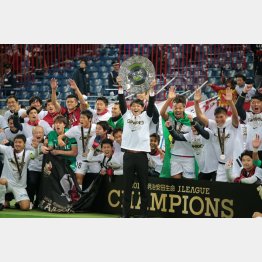 １６年Ｊリーグ勝銀皿を掲げる石井監督（Ｃ）Norio ROKUKAWA／Office La Strada