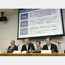 ２年前には東洋ゴムもデータを改ざん（会見に臨む山本卓司社長・左から２人目＝当時）／（Ｃ）共同通信社