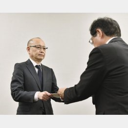 元経産次官の安達社長（左）／（Ｃ）共同通信社